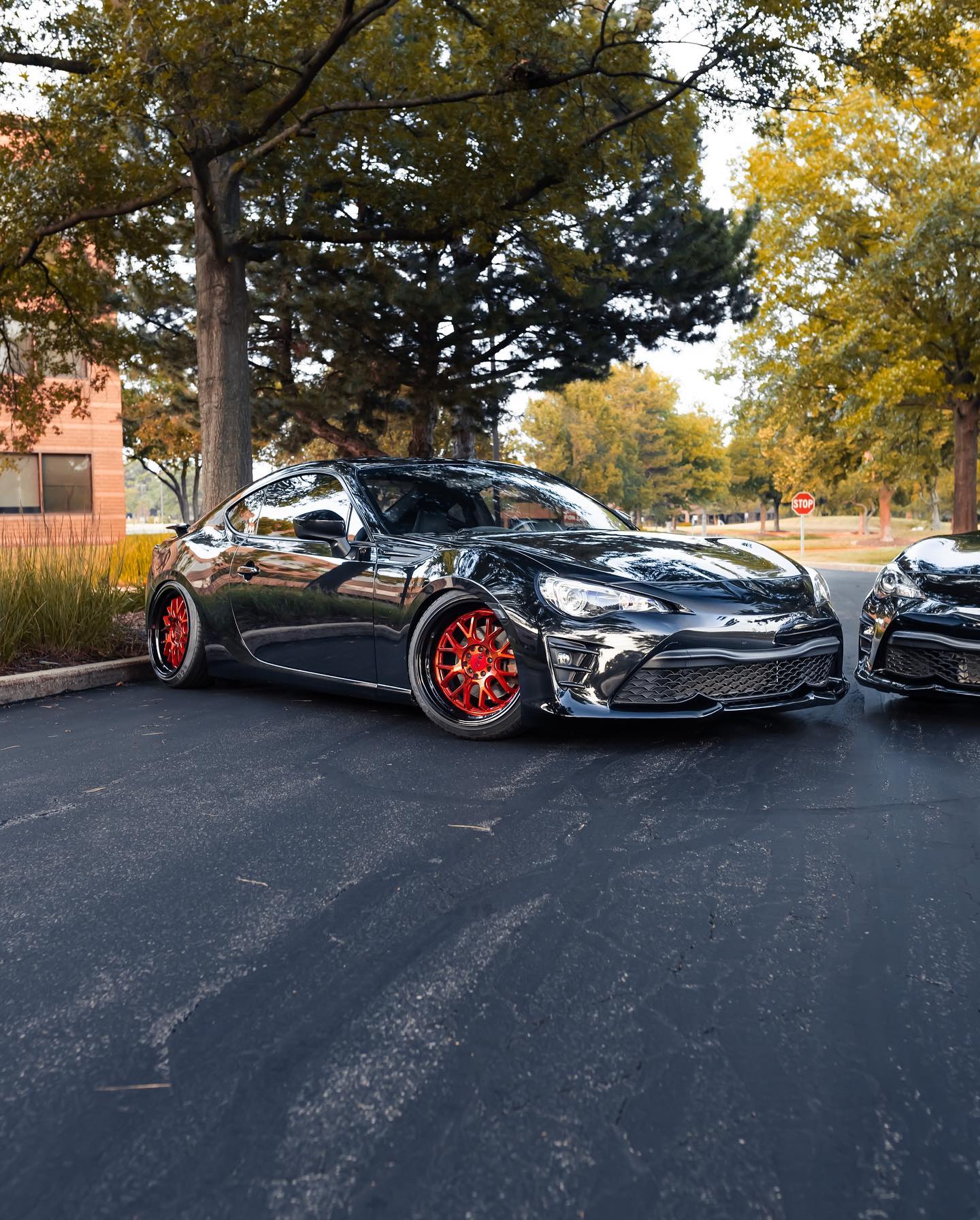 18" F1R F21 Candy Red w. Black Lip 5x114.3 / 5x100 Dual Pattern ( Staggered Setup ) ( Set of 4 )