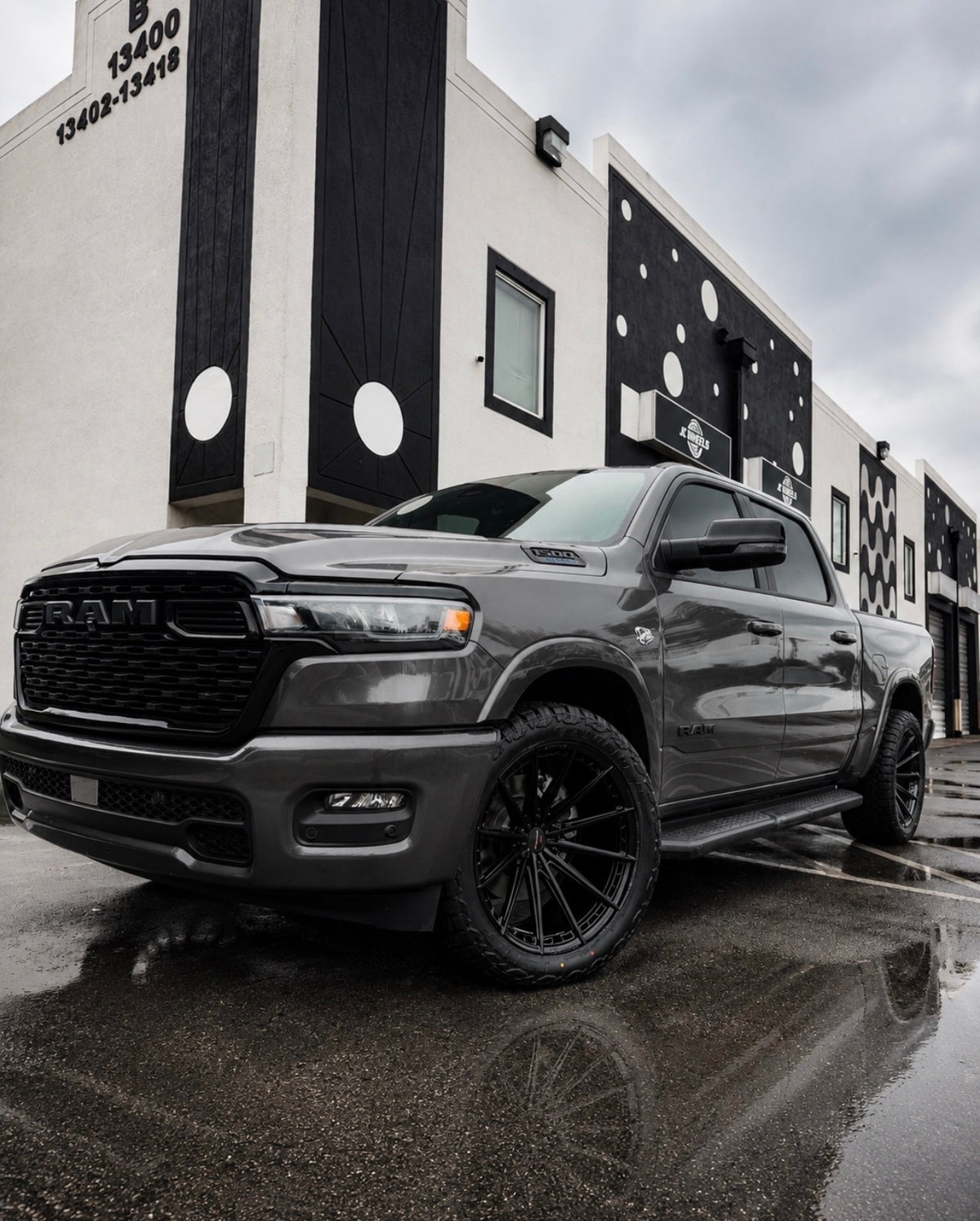 Installation example: Ram 1500-24″-Alesanna 12-Gloss Black. Wheel size and vehicle setup may differ from this set.