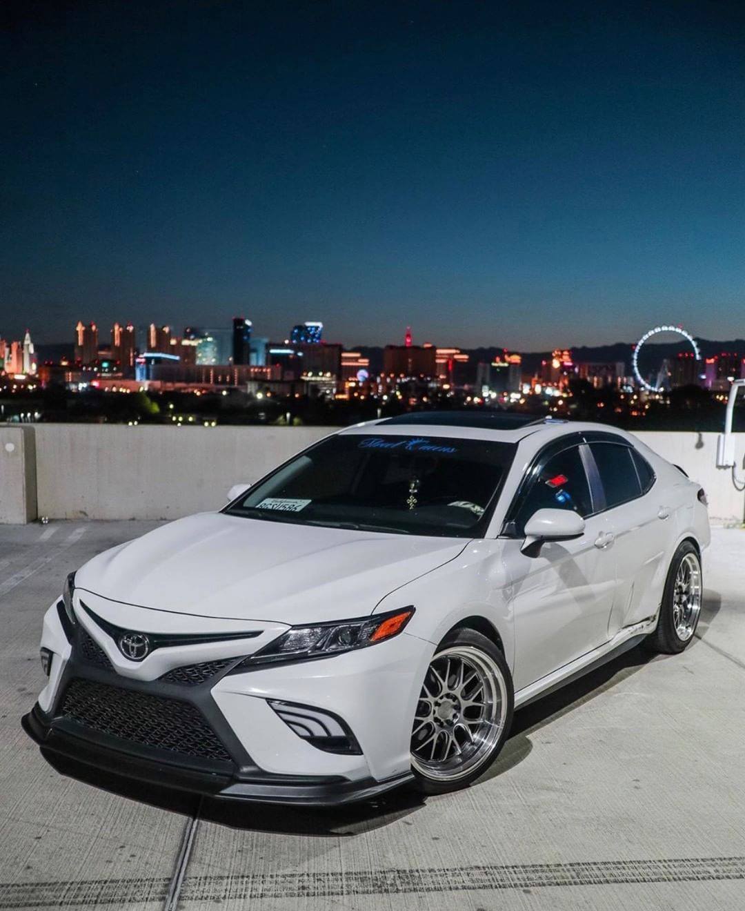 18" F1R F21 Hyper Black 5x112 / 5x114.3 Dual Pattern ( Square Setup ) ( Set of 4 )