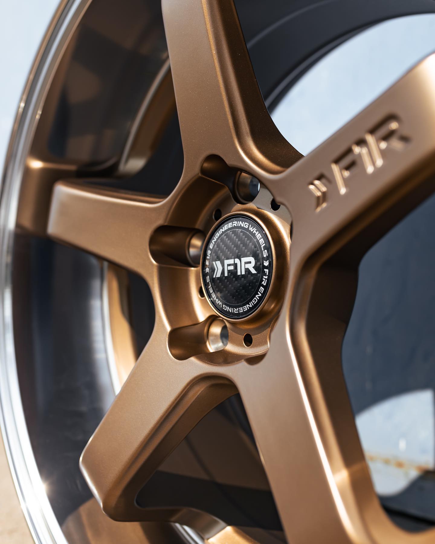 F1R FC5 18x8.5 ET35 Satin Bronze/Polish Lip 5x112 – ( Square Set of 4 )