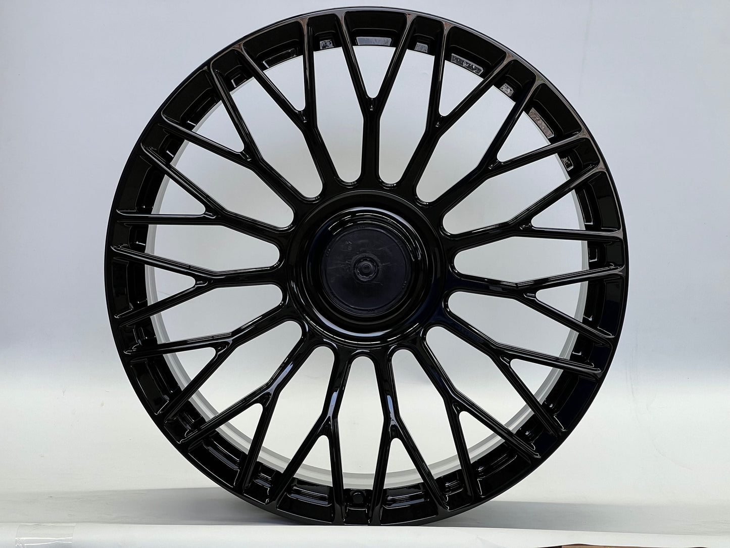 E483 Gloss Black 22in Staggered Set 9.0 ET35 / 10.5 ET25 5.112.120 (4 Wheels)