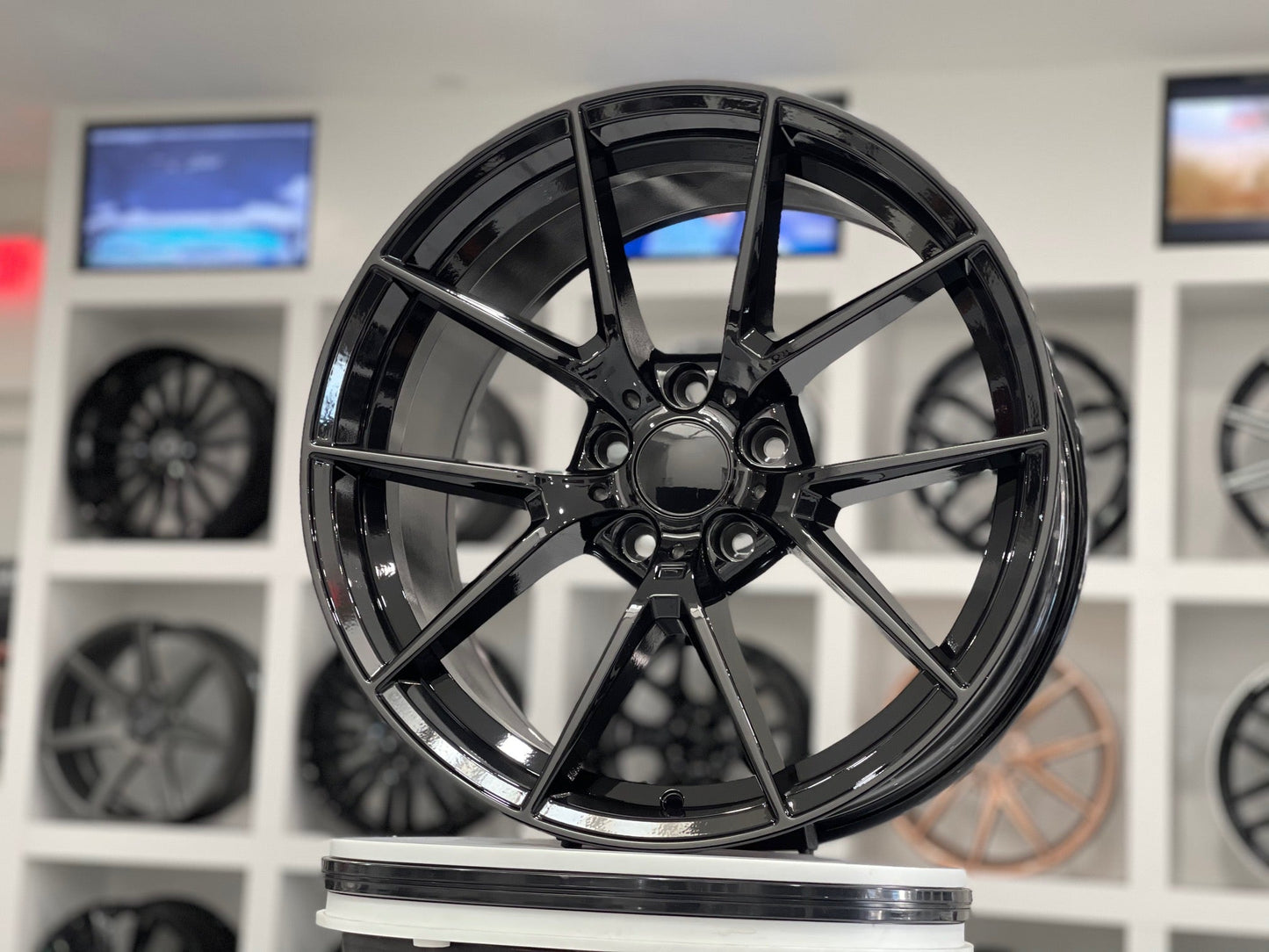E705 Gloss Black 22in Staggered Set 10.0 ET35 / 11.0 ET35 5.112 (4 Wheels)