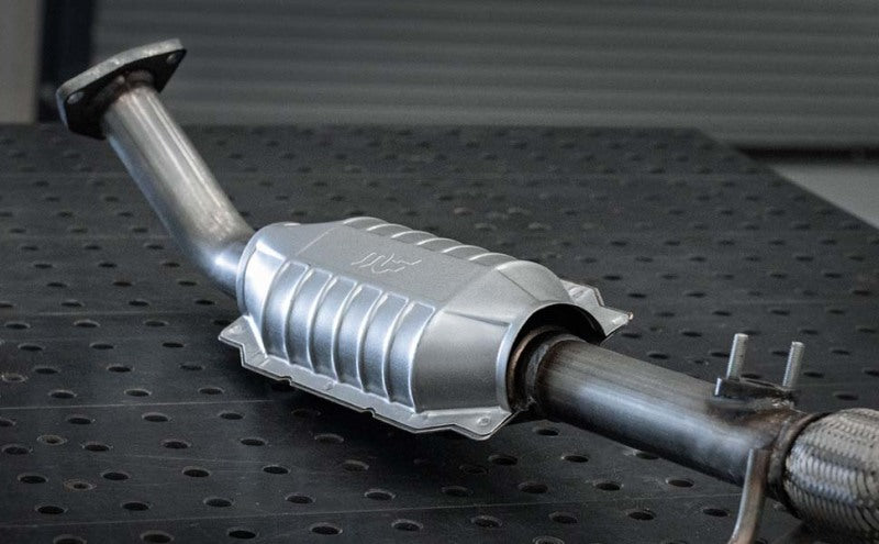 MagnaFlow Direct Fit Catalytic Converter 01/20/00-01 Jeep Cherokee 4.0L Rear (49 State)