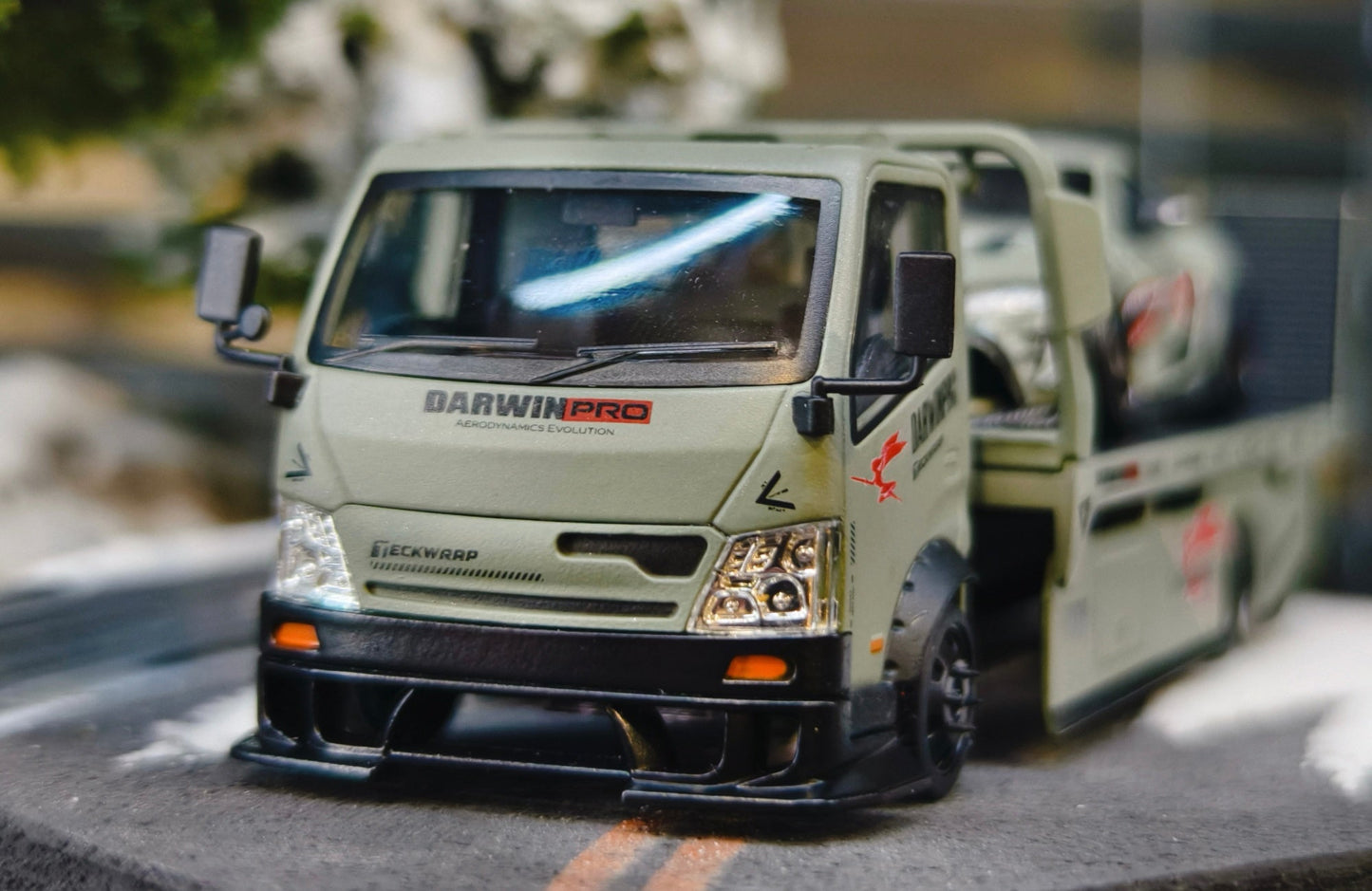 DarwinPRO Limited Edition 1:64 Scale Diecast Cutom Tow Trunk Model