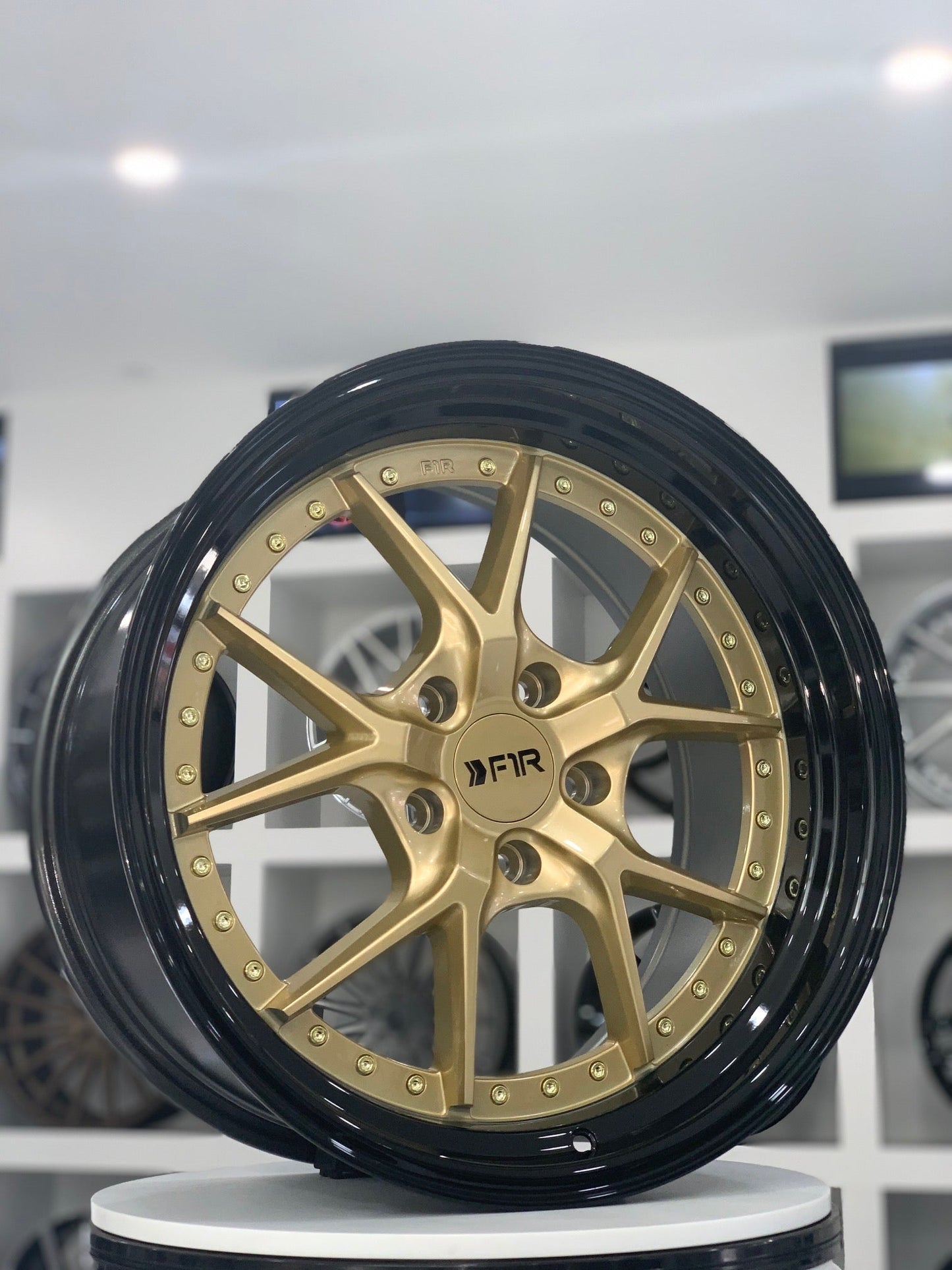 F1R F105 19" 19x8.5 ET35 / 19x10.5 ET22 Gold/Black Lip 5x114 – ( Staggered Set of 4 )