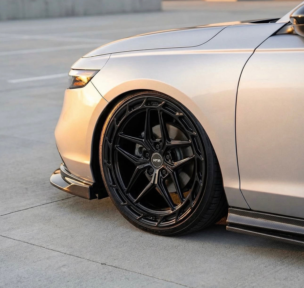 F1R FS5 Gloss Black installed wheel detail