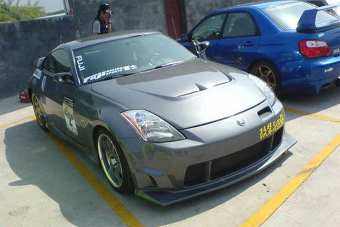 2003-2005 Nissan 350Z V Style Hood - Carbonado