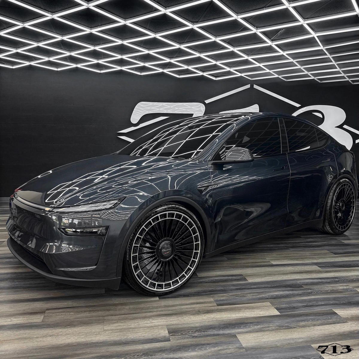 Installation example: Tesla-Model Y-22″-Kapletta-Machined Black. Wheel size and vehicle setup may differ from this set.