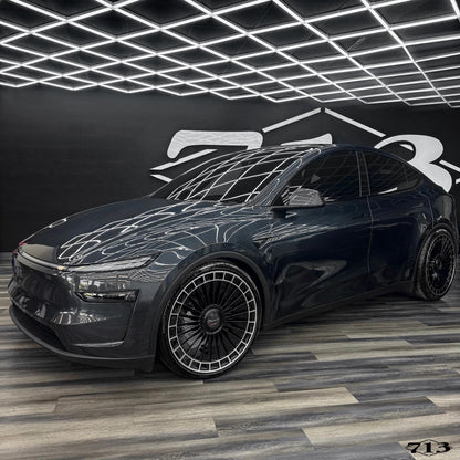 Installation example: Tesla-Model Y-22″-Kapletta-Machined Black. Wheel size and vehicle setup may differ from this set.