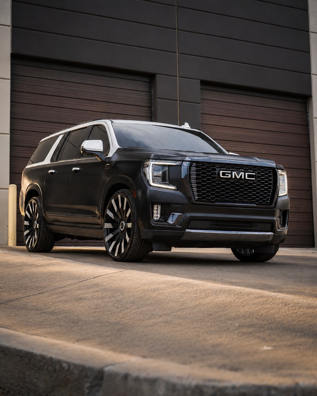 GMC-Yukon-26″-Beirut-Machined Black – Gianelle BEIRUT wheels on vehicle